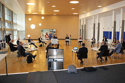 Fragen der beruflichen Bildung in Form eines „runden Dialoges“. Schulleiter, Politiker und Experten aus Stadt, Landkreis und der Schulverwaltung tauschen sich aus.